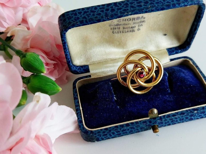 Bijoux Oria法国百年厚镀金同心结Love knot红宝石古董胸针 - 胸针 - 其他金属 金色