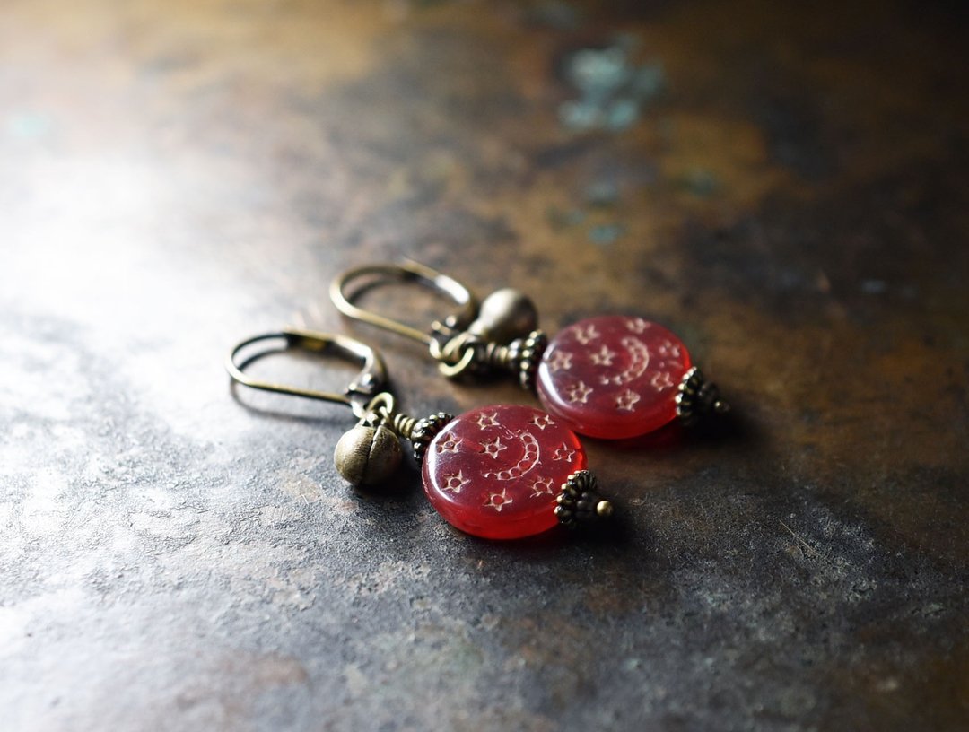 Saint Beads and Folk Bell Earrings - 耳环/耳夹 - 玻璃 红色