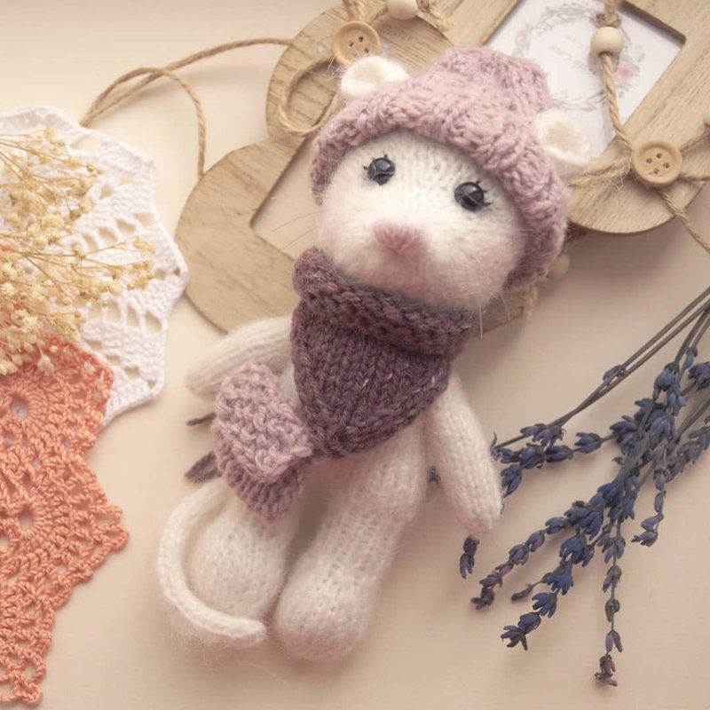 Mouse knitting pattern in hat and scar, PDF. Animal toy tutorial, rat amigurumi - 手工艺教程/工具书 - 其他材质 
