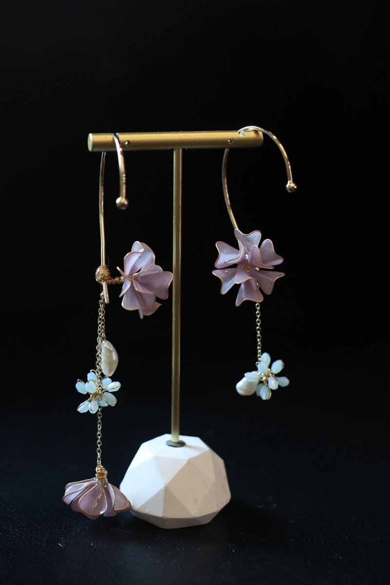 烟雨 不对称耳勾耳挂 垂坠式花朵树脂耳环 - 耳环/耳夹 - 树脂 粉红色