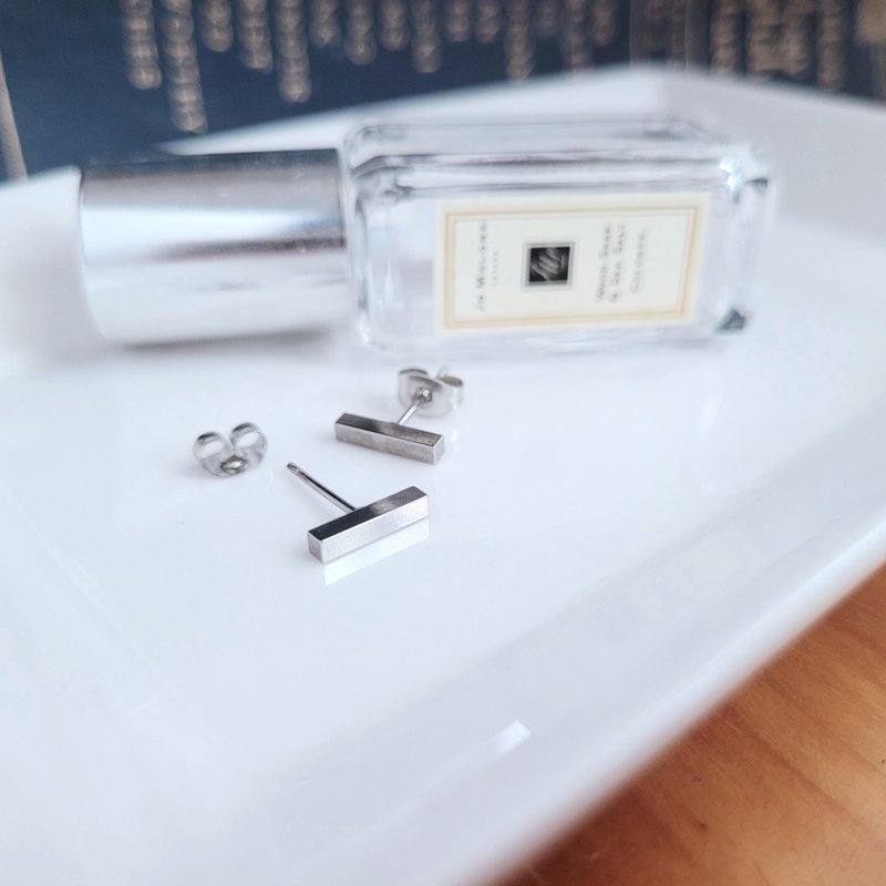 【绝版出清品】地平线。金属横条造型不锈钢耳针(一对) - 耳环/耳夹 - 不锈钢 银色