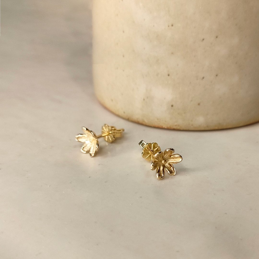 Simple 925 Sterling Silver Flower Earrings - Gold 9K plated - 耳环/耳夹 - 纯银 金色