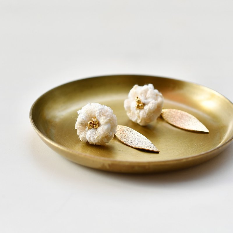 Small flower tassel earrings/White - 耳环/耳夹 - 其他材质 白色