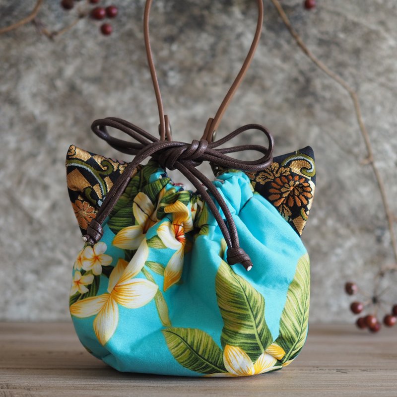 Cat-shaped Taiwanese flower lover pattern x silk fabric regular drawstring pouch (one piece work) - 化妆包/杂物包 - 棉．麻 蓝色