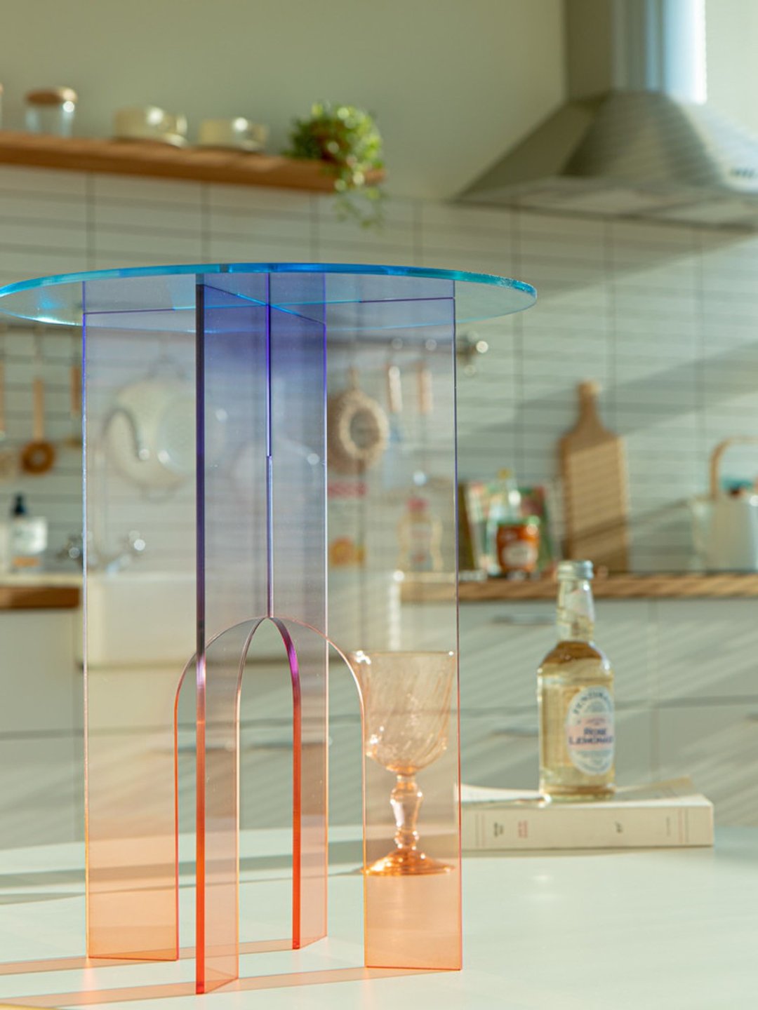Acrylic side table - 餐桌/书桌 - 压克力 