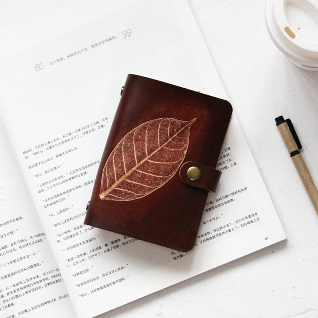 定制化礼品 交换礼物 生日礼物 如玮头层植鞣牛皮 树叶压纹  深棕A7活页笔记本 手帐本  手工真皮记事本 文具 免费刻字 14*10cm   - 笔记本/手帐 - 真皮 咖啡色