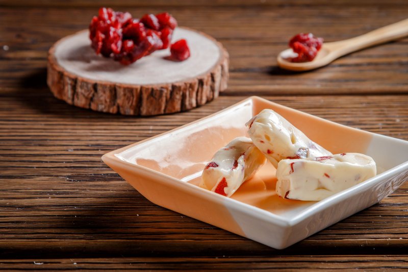 草莓夏威夷果仁牛轧糖|袋装300g/蛋奶素/不附提袋 - 零食/点心 - 其他材质 粉红色