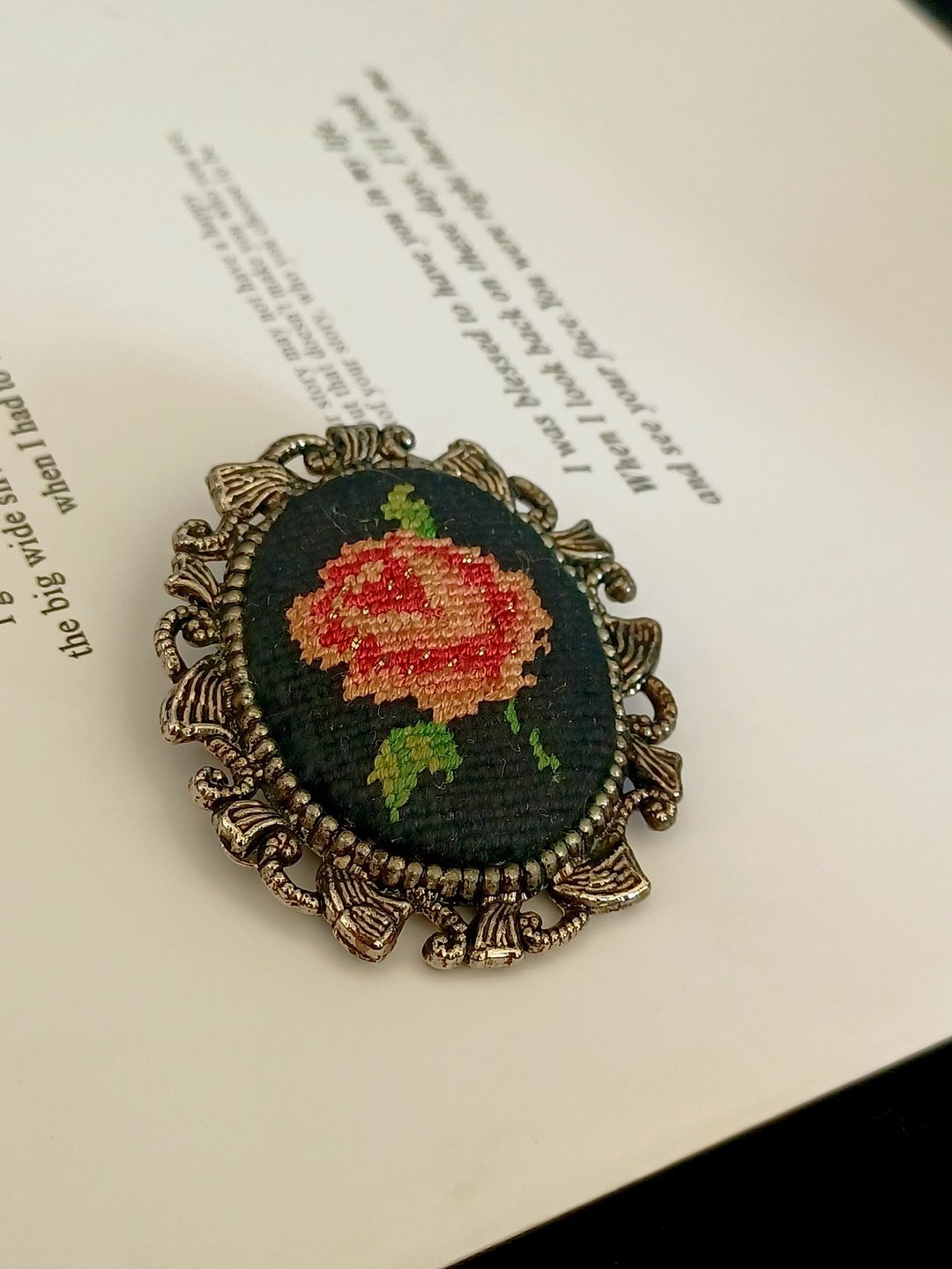 vintage jewelry 十字绣面玫瑰典雅别针 - 胸针 - 其他金属 