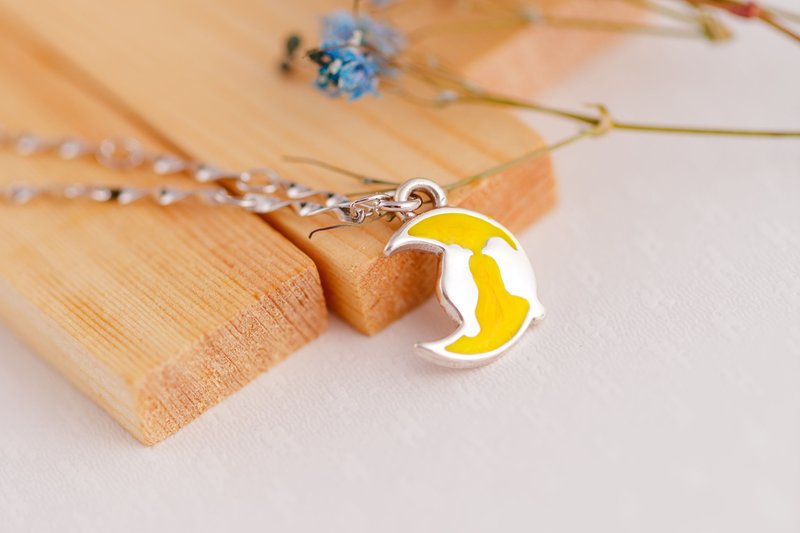珐琅彩绘系列 爱情呢喃 月亮造型手链 明月款 (HBRJA0816B-1) - 手链/手环 - 银 黄色