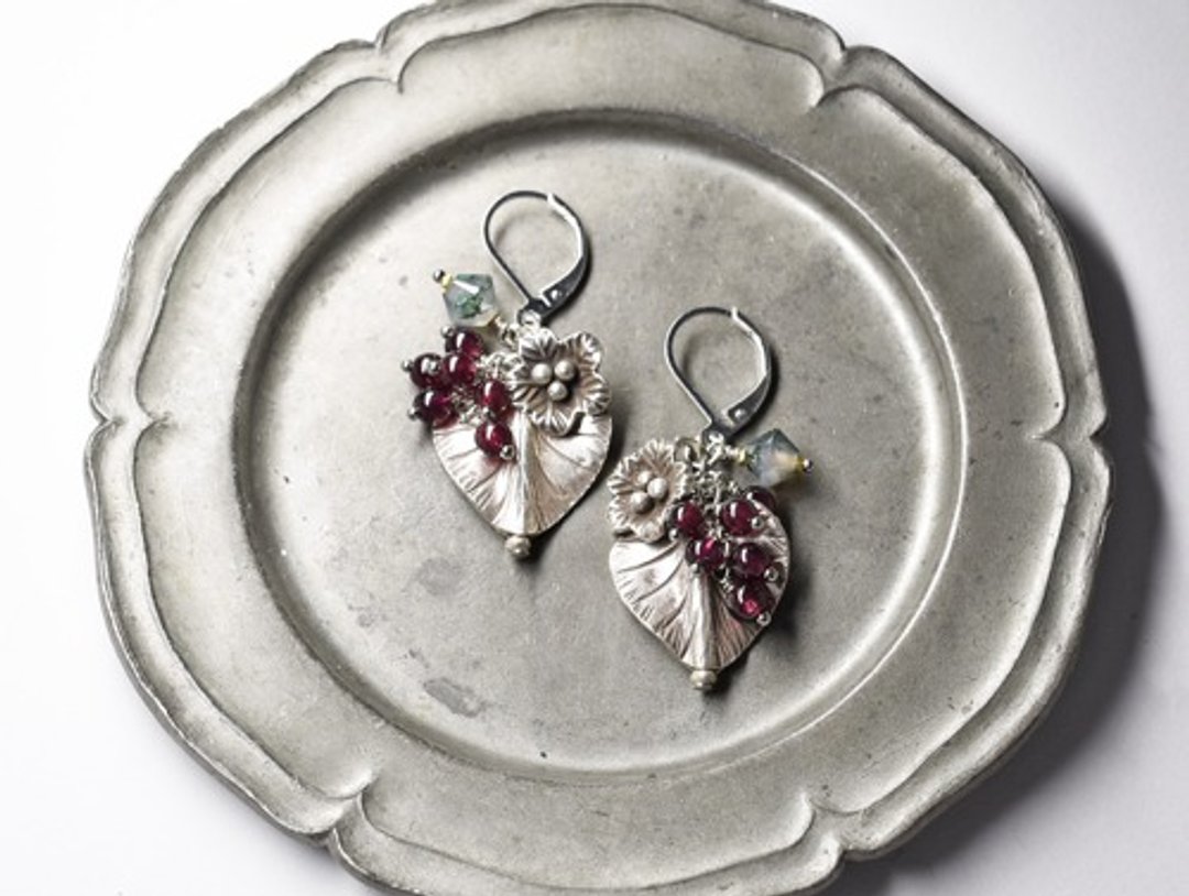 Heart-shaped leaves and flowers Karen Silver, garnet and moss agate earrings - 耳环/耳夹 - 玻璃 