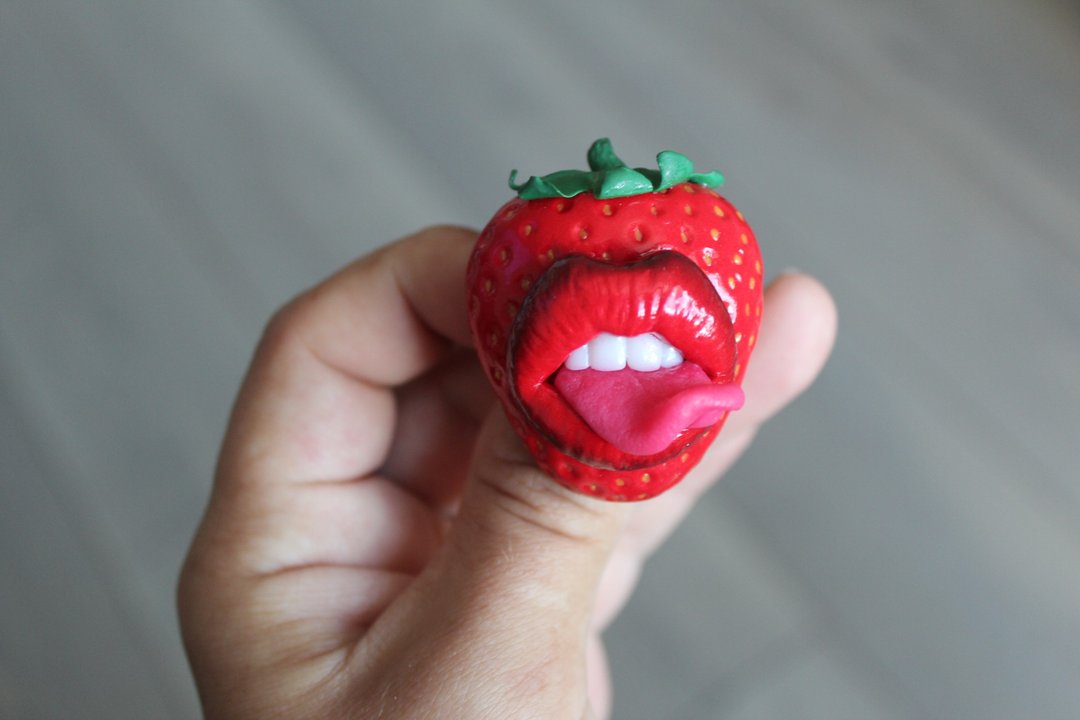 Strawberry brooch lips, jewelry brooch polimer clay, friends gift ideas - 胸针 - 其他材质 红色