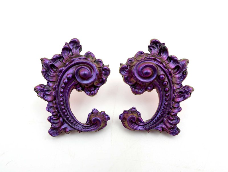 TIMBEE LO 金属风幻彩金色紫色宫廷风巴洛克Baroque雕花耳钉耳环 - 耳环/耳夹 - 树脂 紫色