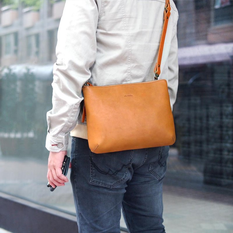 日本率性 手工牛皮侧背手拿两用包Made in Japan by LESS DESIGN - 手拿包 - 真皮 