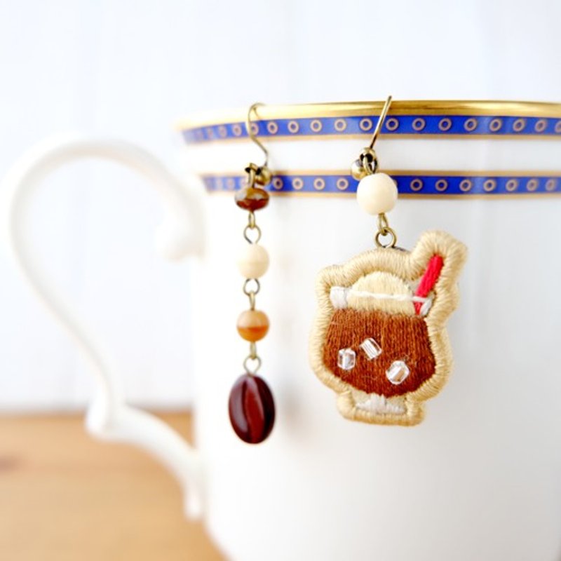 cafe Earrings / Clip-On(Coffee Float) * Embroidery Embroidery - 耳环/耳夹 - 棉．麻 