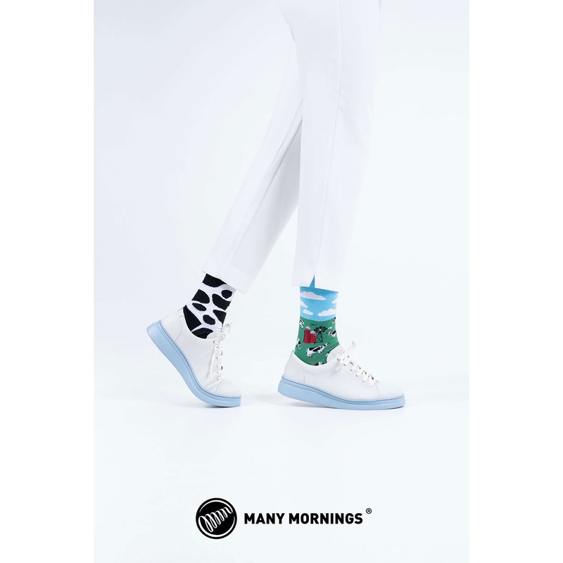 乳牛牧场 - 不对称袜子 鸳鸯袜 香港独家贩售 - 袜子 - 棉．麻 蓝色