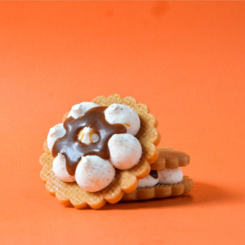 【雪球夹心】焦糖奶酒 奶油夹心饼干 8入组 - 手工饼干 - 其他材质 橘色