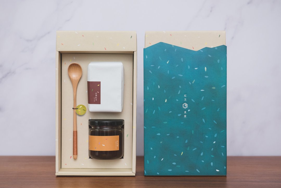 【台南 60 大伴手礼】红玉觅蜜礼盒 (红玉茶叶。台湾蜂蜜.木杓) - 蜂蜜/黑糖 - 纸 绿色