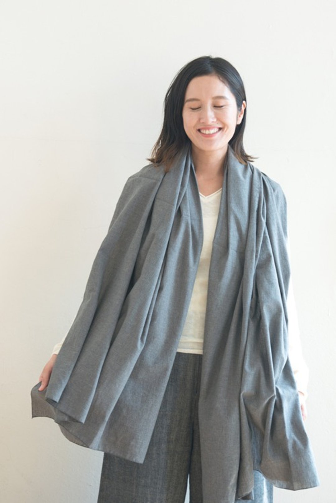 Charcoal gray large-format stole [Organic Cotton] - 丝巾 - 其他材质 