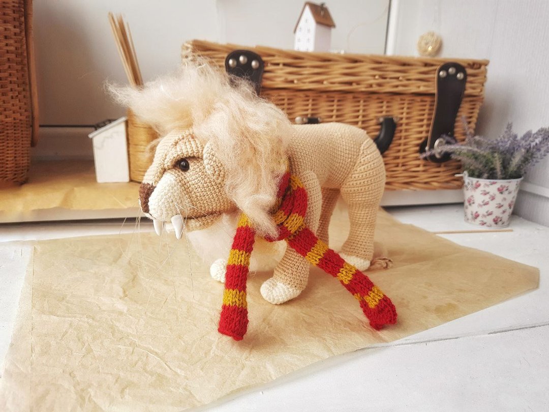 Soft toy lion in a scarf Gryffendor. Harry Potter symbol. Realistic lion figurin - 玩具/玩偶 - 棉 
