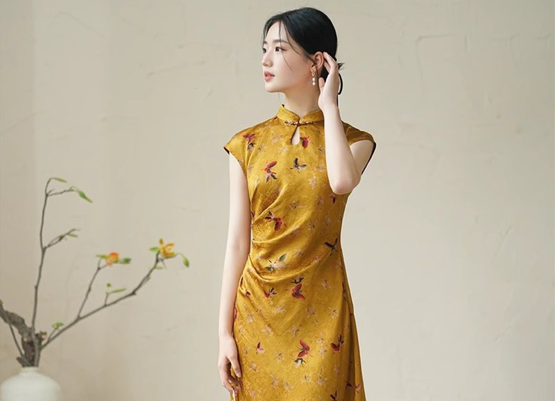 蝶跃金 新中式复古中國風 香云纱真丝旗袍洋裝 - 洋装/连衣裙 - 其他材质 金色