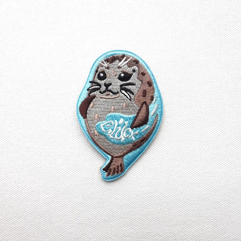 设计款SS381 - 【软木】斑海豹造型刺绣别针 - 徽章/别针 - 木头 灰色