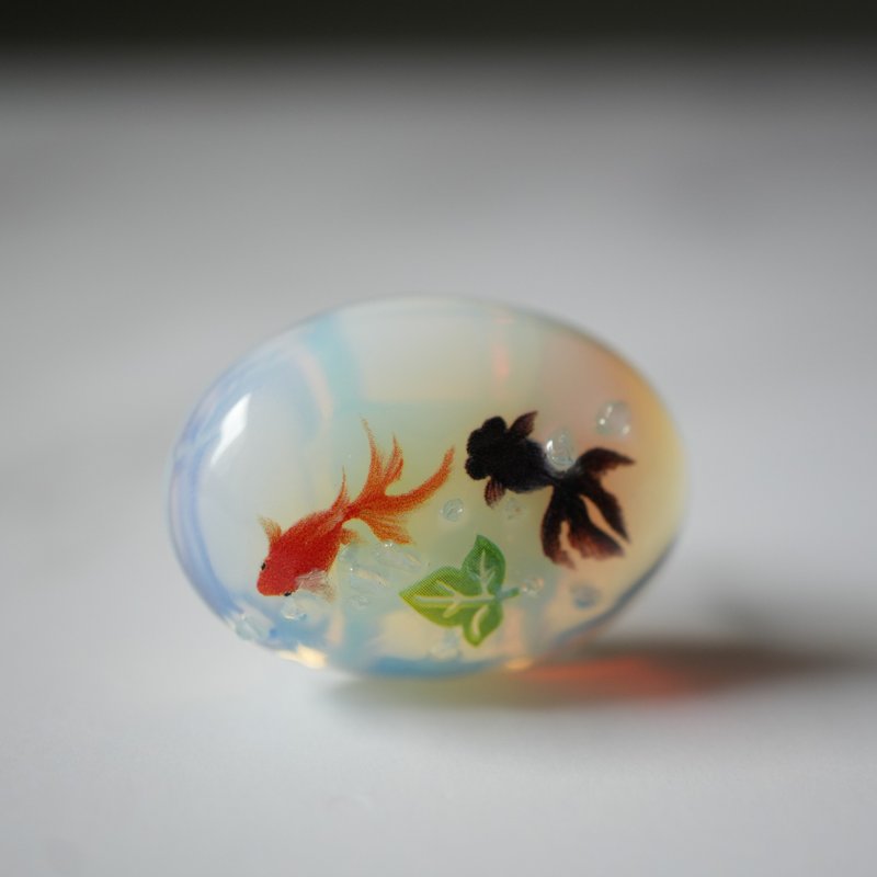 蛋白石与两只金鱼的胸针 马尾发圈 和服饰品 - 胸针 - 宝石 蓝色