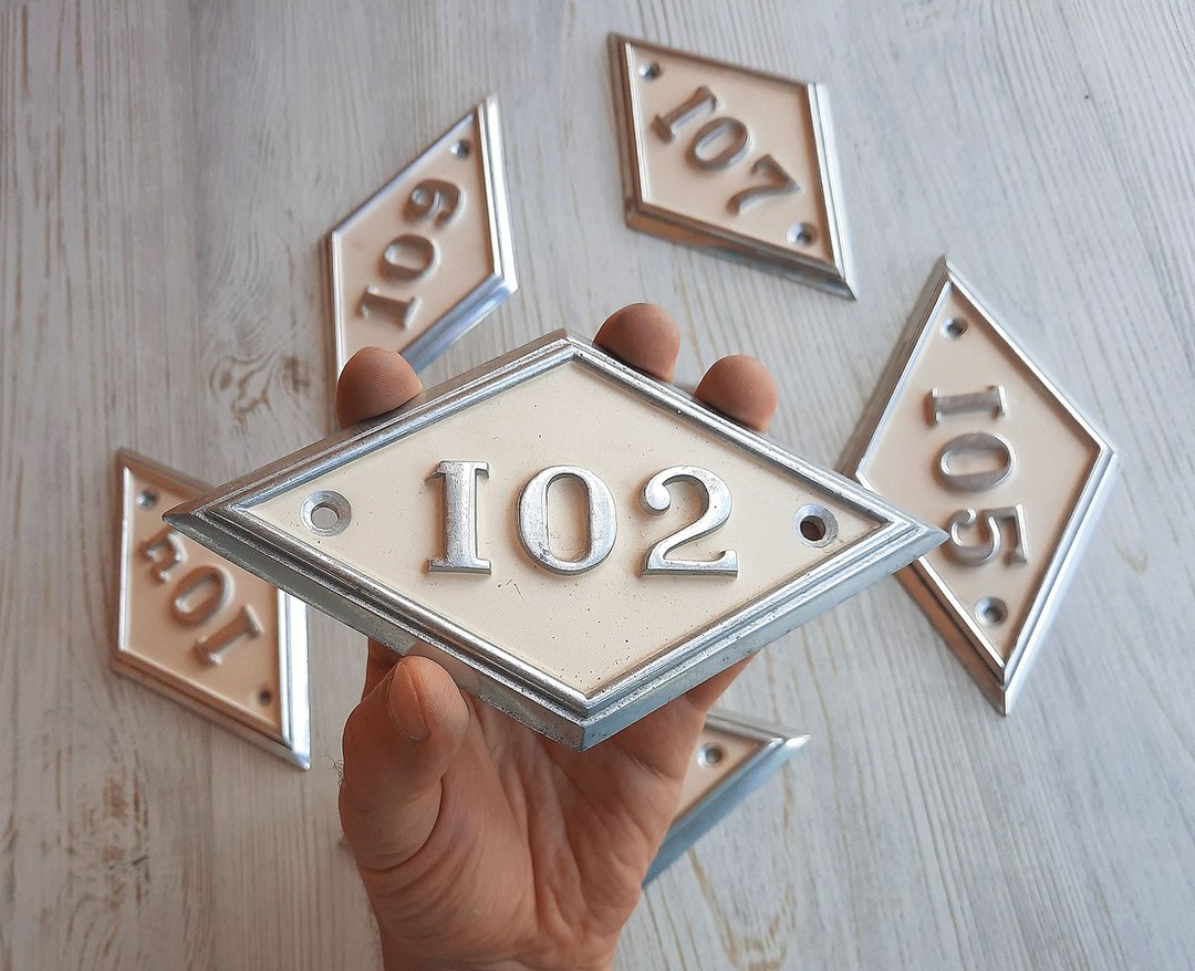 Big metal rhomb door number plaque 102 - vintage Soviet address number sign - 门帘/门牌 - 铝合金 