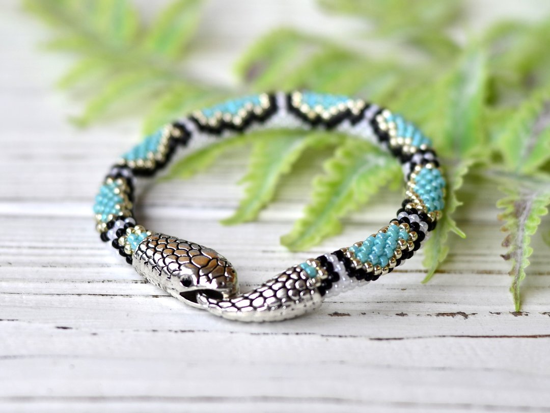 Snake beaded bracelet, Ouroboros jewelry, Green turquoise bracelet for women - 手链/手环 - 玻璃 绿色