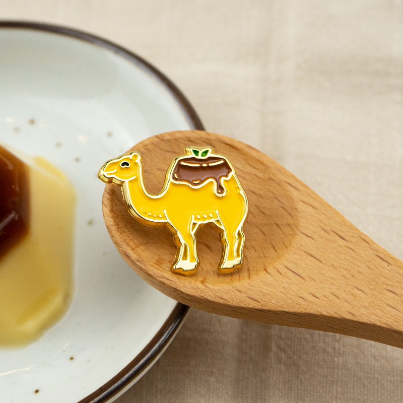 Dessert Camel Enamel Pin - 胸针 - 其他金属 橘色