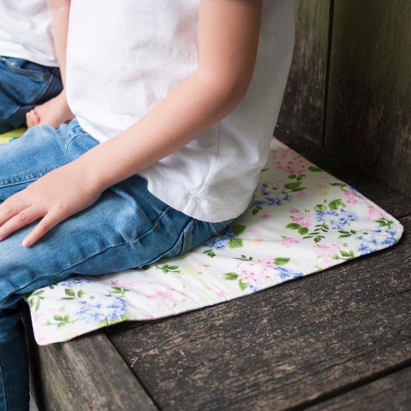 紫红绣球淡卡其色个人防水收纳野餐椅垫 - 露营用品 - 防水材质 白色