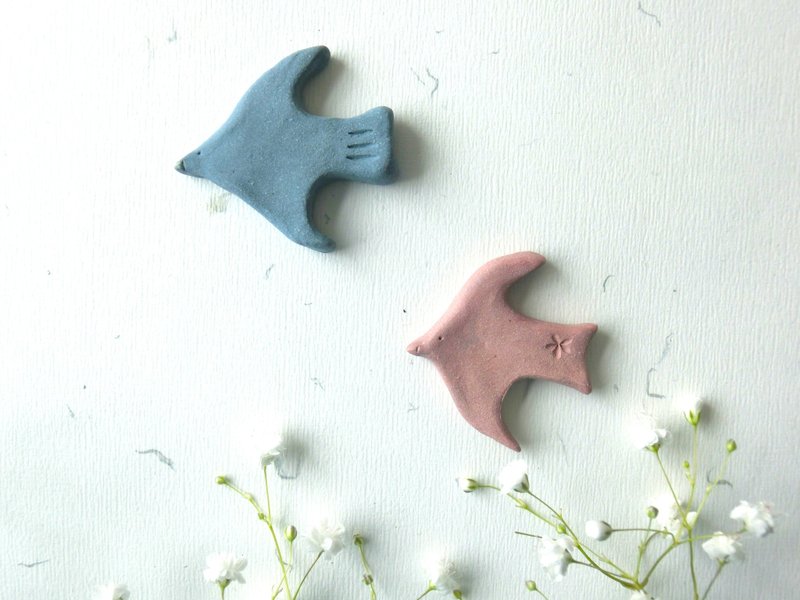 石下 / 红色 蓝色 飞鸟 动物别针 情侣 新婚 礼物 陶瓷扣针 胸针 别针- Ceramic Brooch - 胸针 - 陶 多色