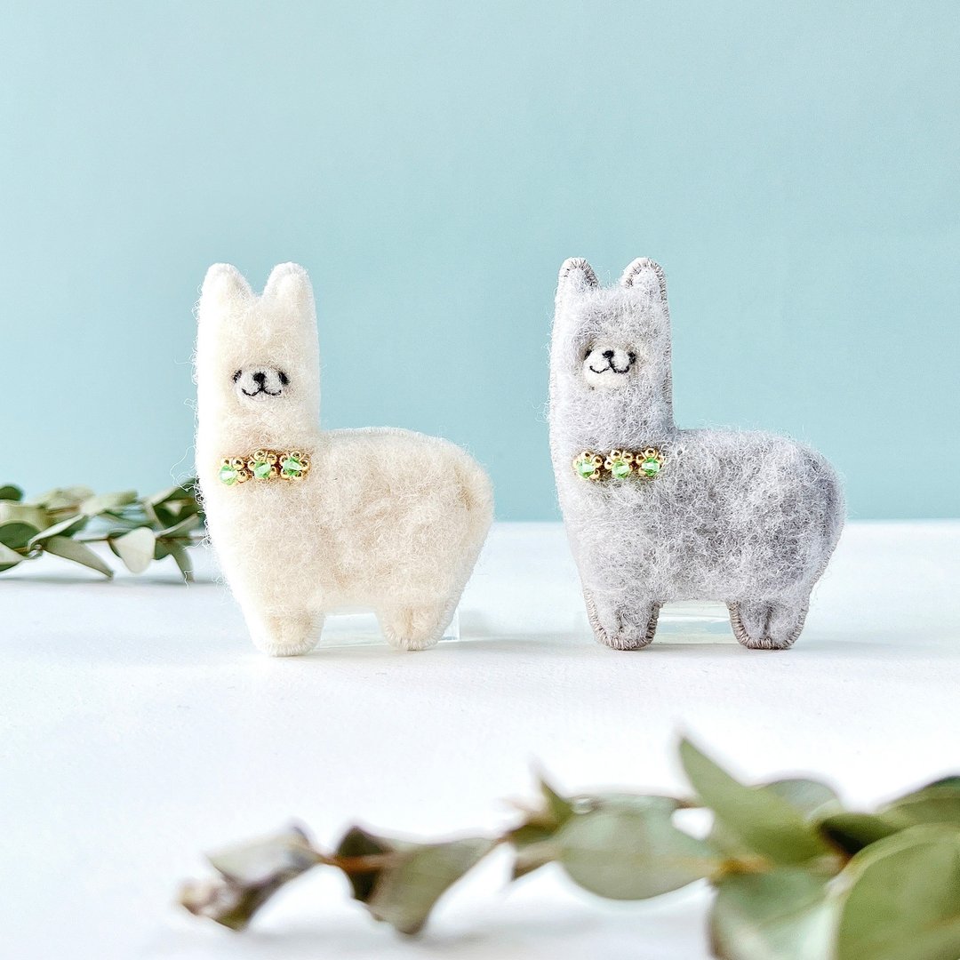 Birthstone Alpaca Brooch August Peridot - 胸针 - 羊毛 白色