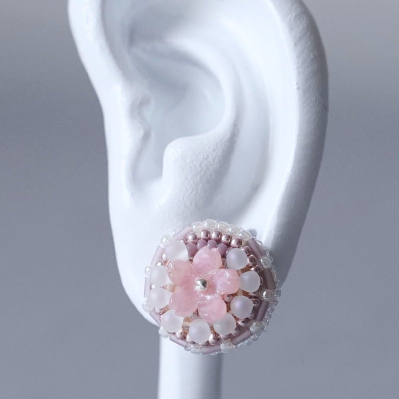 喋喋不休的耳夹/耳针 No.49 樱花主题圆形串珠刺绣 大尺寸 独一无二 医疗级不锈钢 金属配件可选 - 耳环/耳夹 - 塑料 粉红色