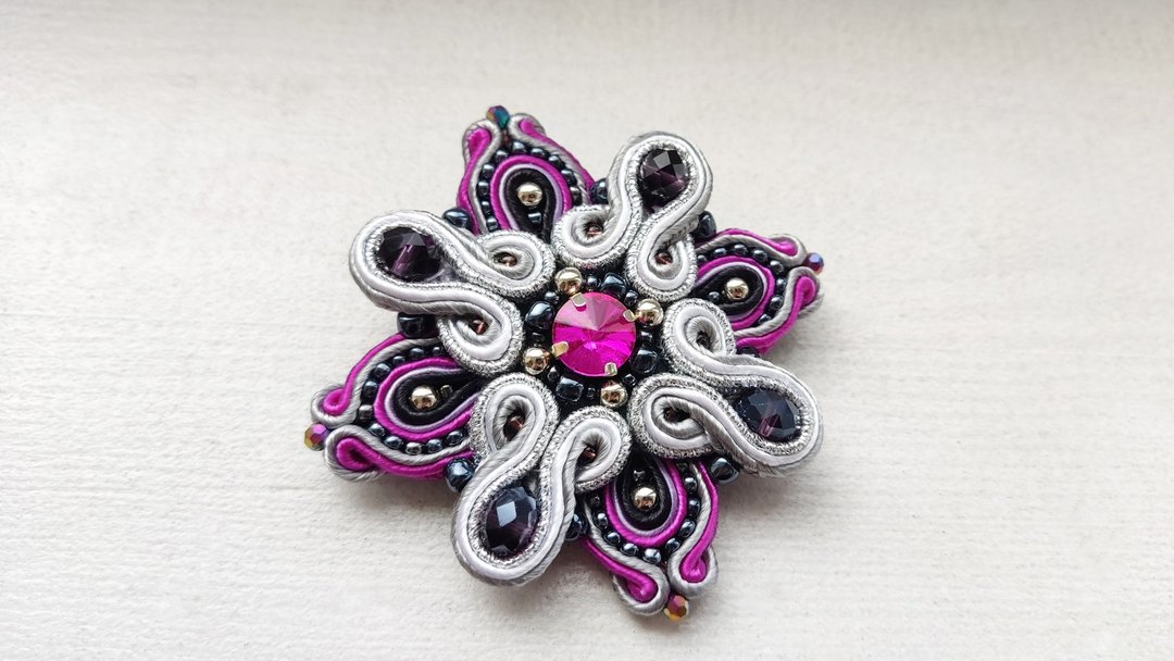 串珠胸针 紫红色胸针 Purple brooch Pink flower Soutache Embroidered Pin star cross - 胸针 - 其他材质 粉红色