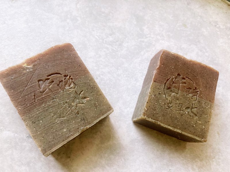 【岩兰草 × 东印度檀香 午时水艾绒平安皂】铁砧山午时水 - 香薰/精油/线香 - 其他材质 黑色