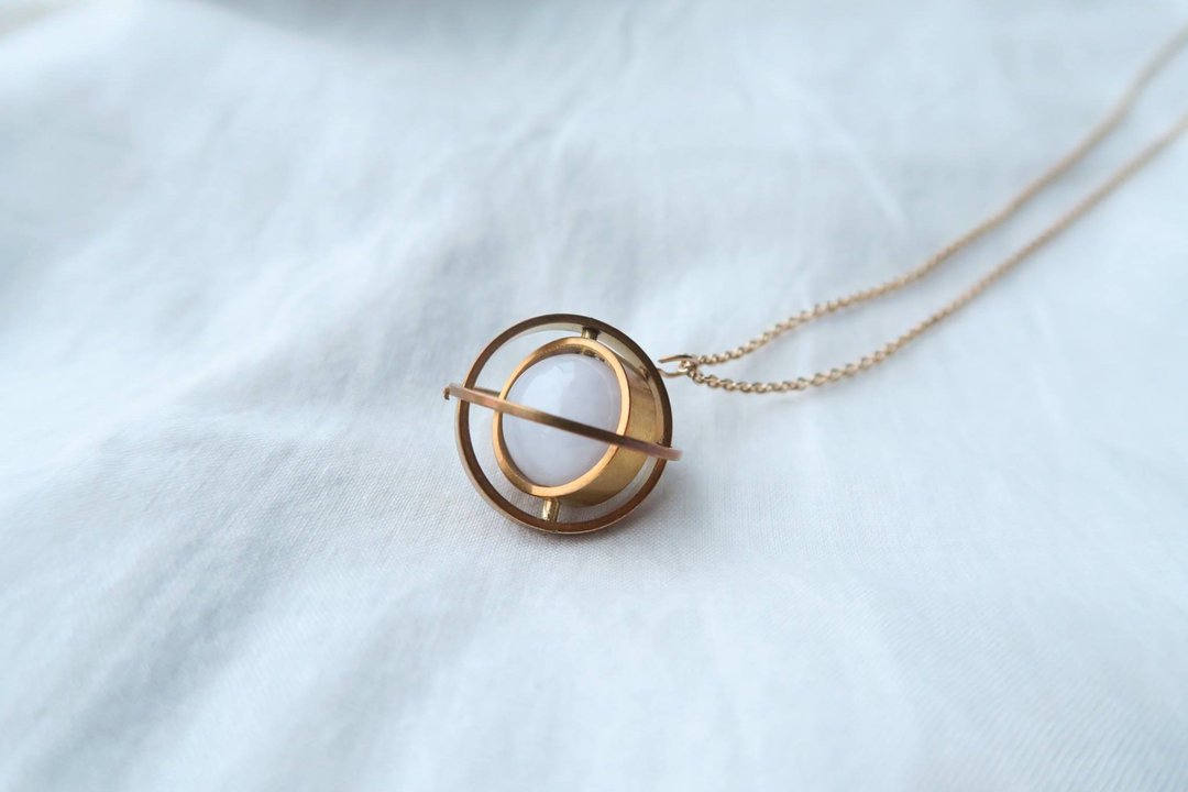[Mush] Mini Gyro Necklace 黄铜 几何 天然石 立体 项链 颈链 项链 颈链 动力 陀螺仪 转动 旋转 Gyroscope kinetic - 颈链 - 其他金属 多色