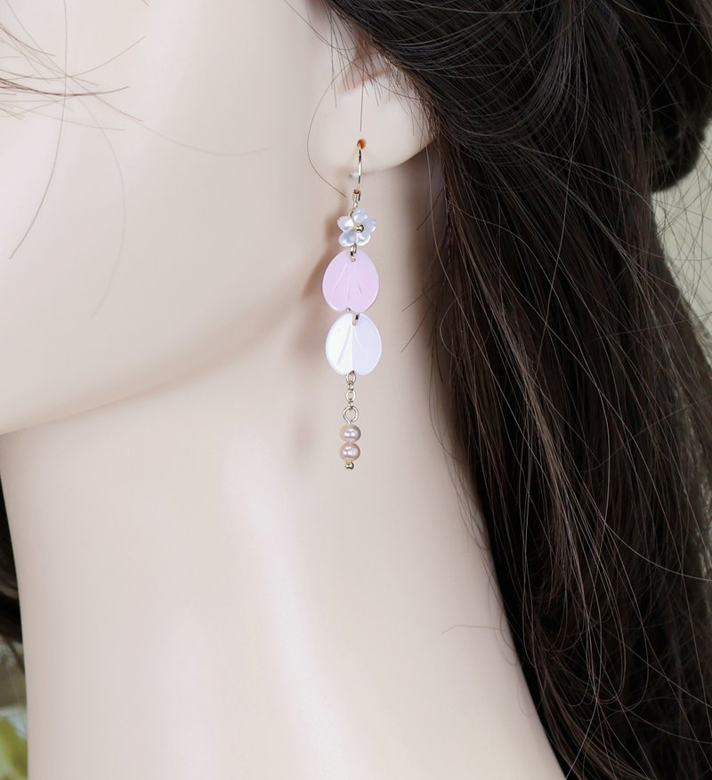 柠檬手作   女皇贝花瓣不对称耳环/美国14K包金防敏耳勾/耳夹 - 耳环/耳夹 - 贝壳 粉红色