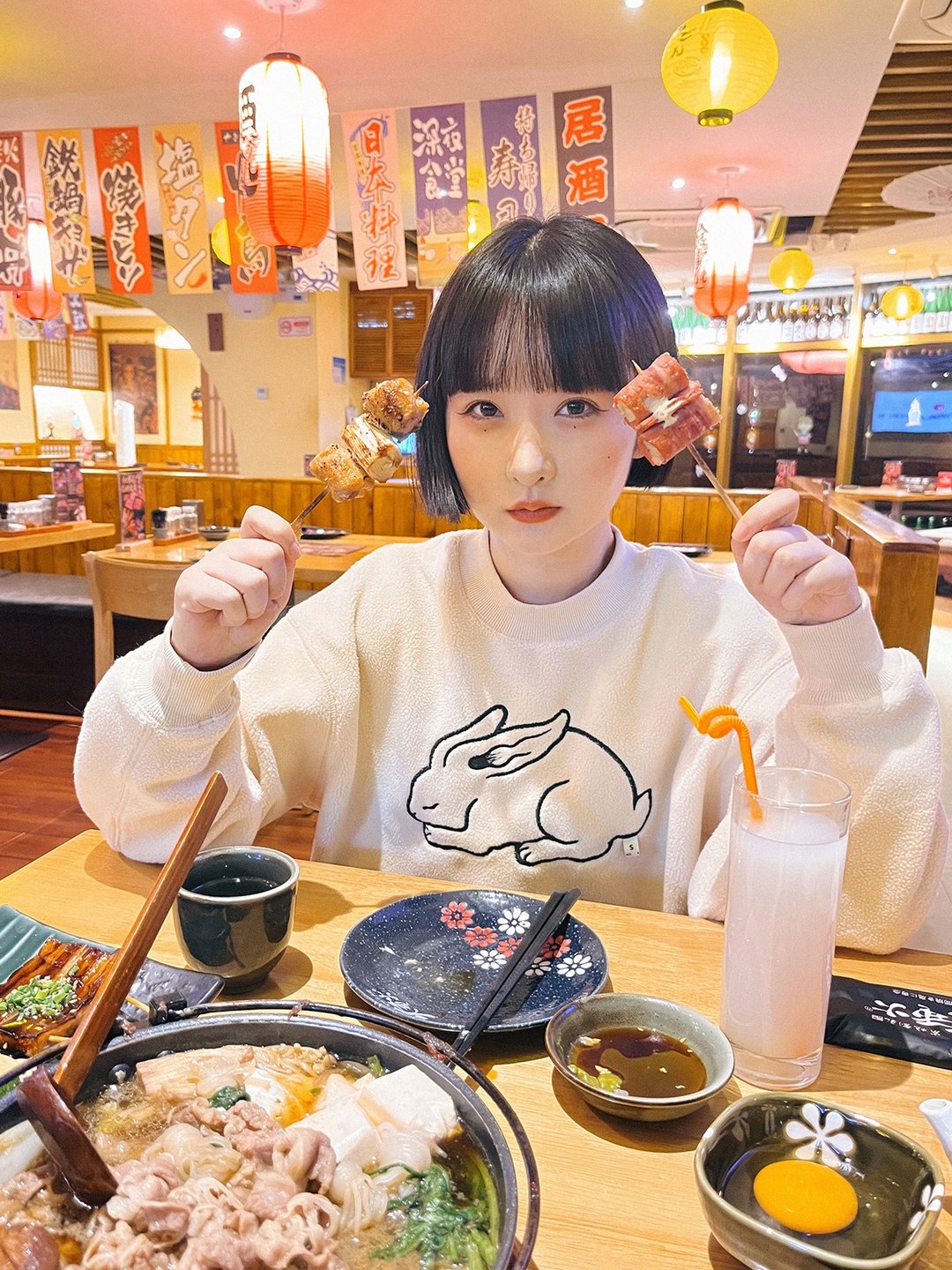 毛绒绒兔子图案秋冬圆领质感长袖卫衣奶茶色米色 - 女装针织衫/毛衣 - 聚酯纤维 