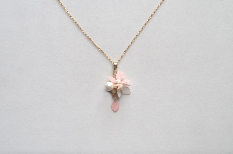 マニキュアフラワーの紫陽花とコットンパールのペンダント・ピンク - 项链 - 其他材质 粉红色