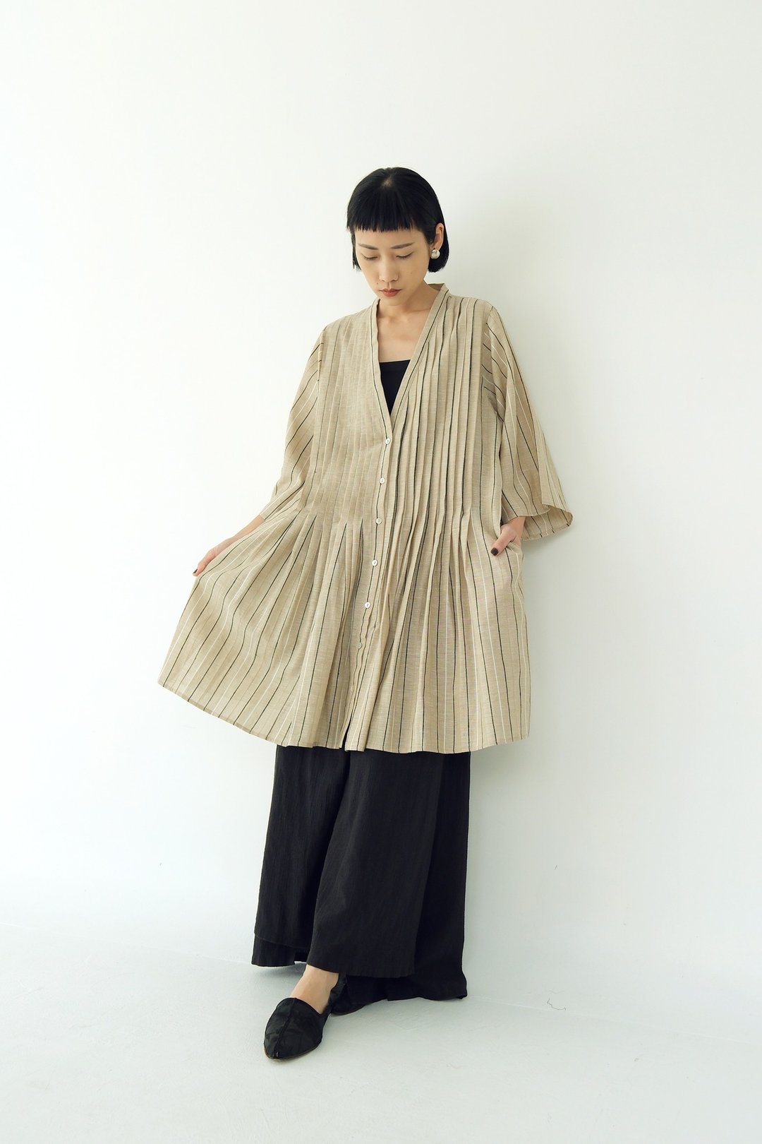 川 衣 WEAR BEING  胸前塔克V领七分袖长上衣  亚麻条纹 - 女装上衣 - 棉 卡其色