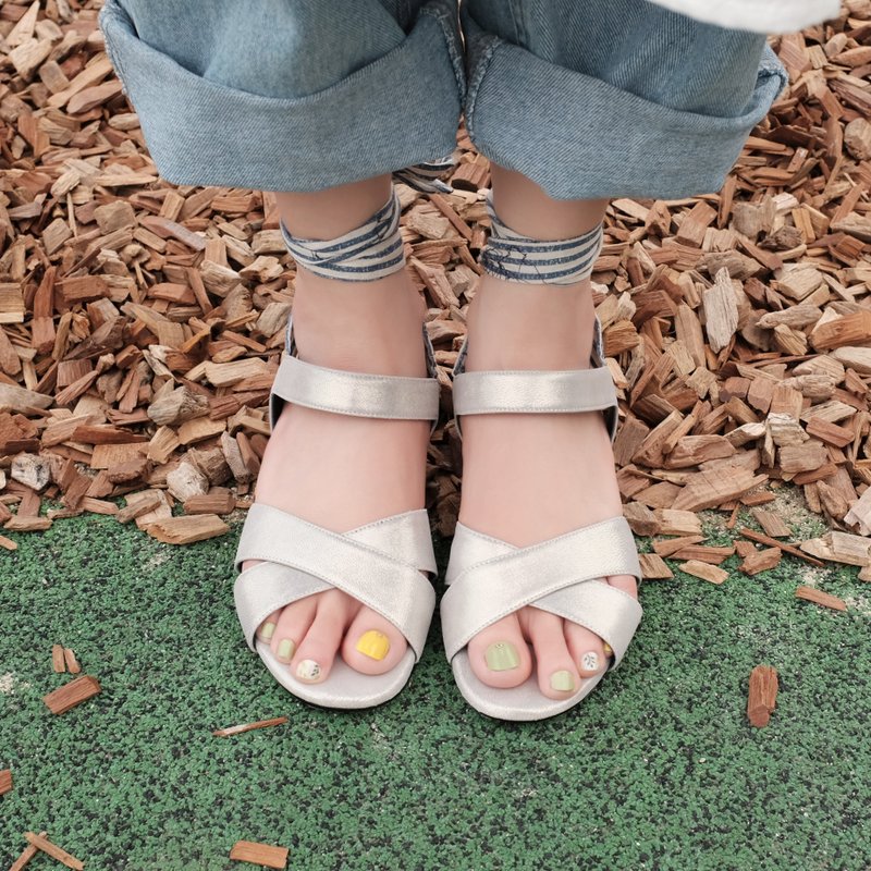 任意双层绑带! 写一首歌交叉凉鞋 银×条纹系带 -披星戴月 - 男女凉鞋 - 真皮 银色