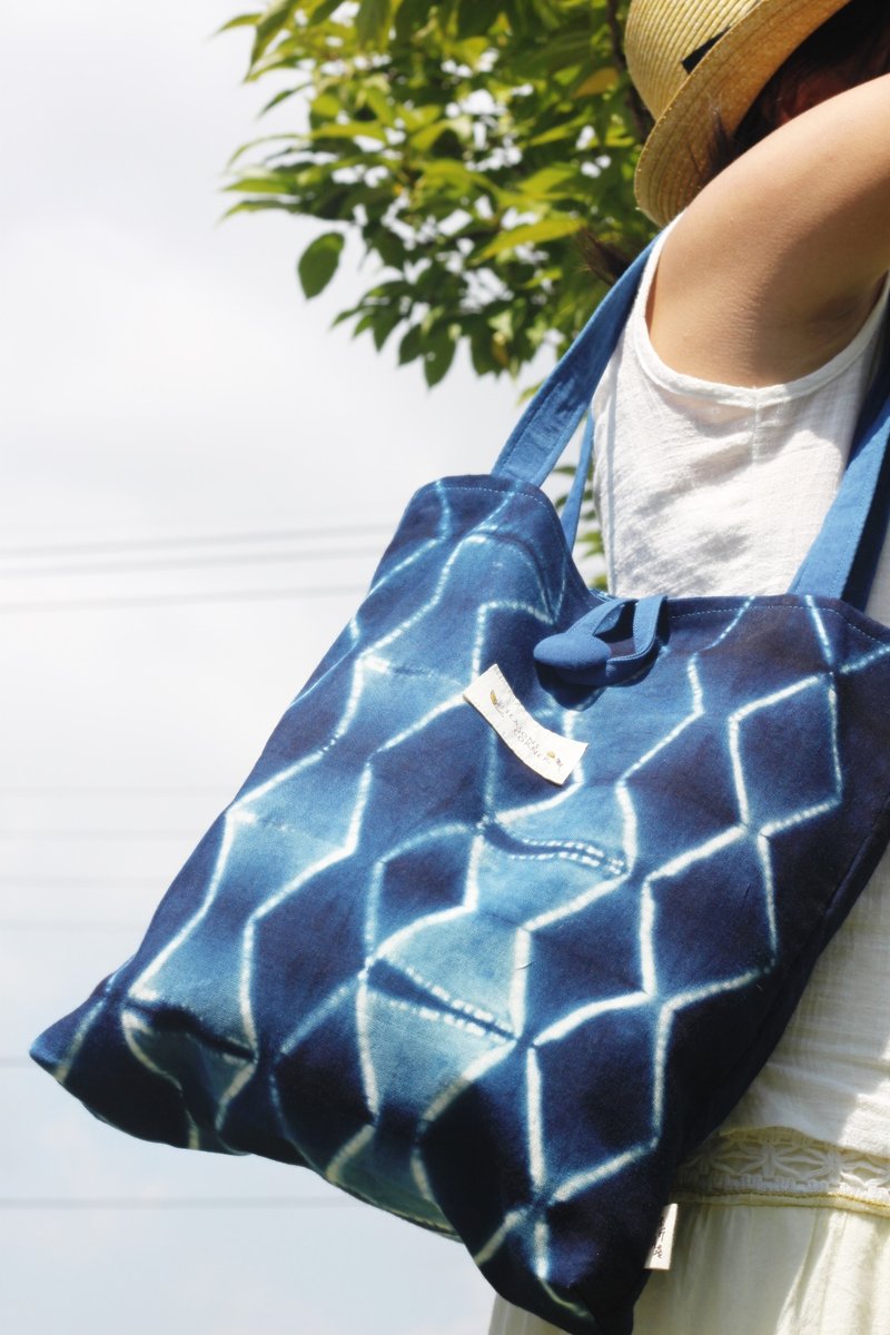 思想的缝隙~ 蓝染 几何图形手染 手作肩长包    文青送礼自用美物 - 侧背包/斜挎包 - 其他材质 蓝色