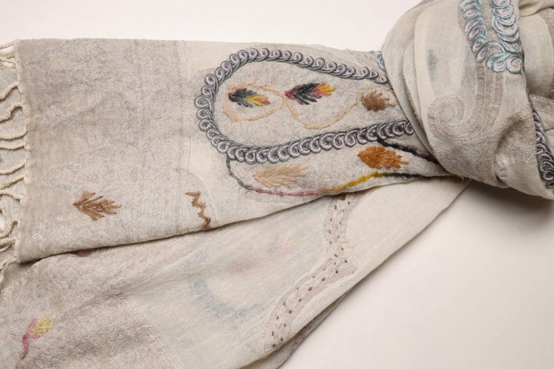 【圣诞礼物】喀什米尔水煮羊毛手工刺绣围巾披肩奶茶米白色薄纱 - 围巾/披肩 - 羊毛 白色