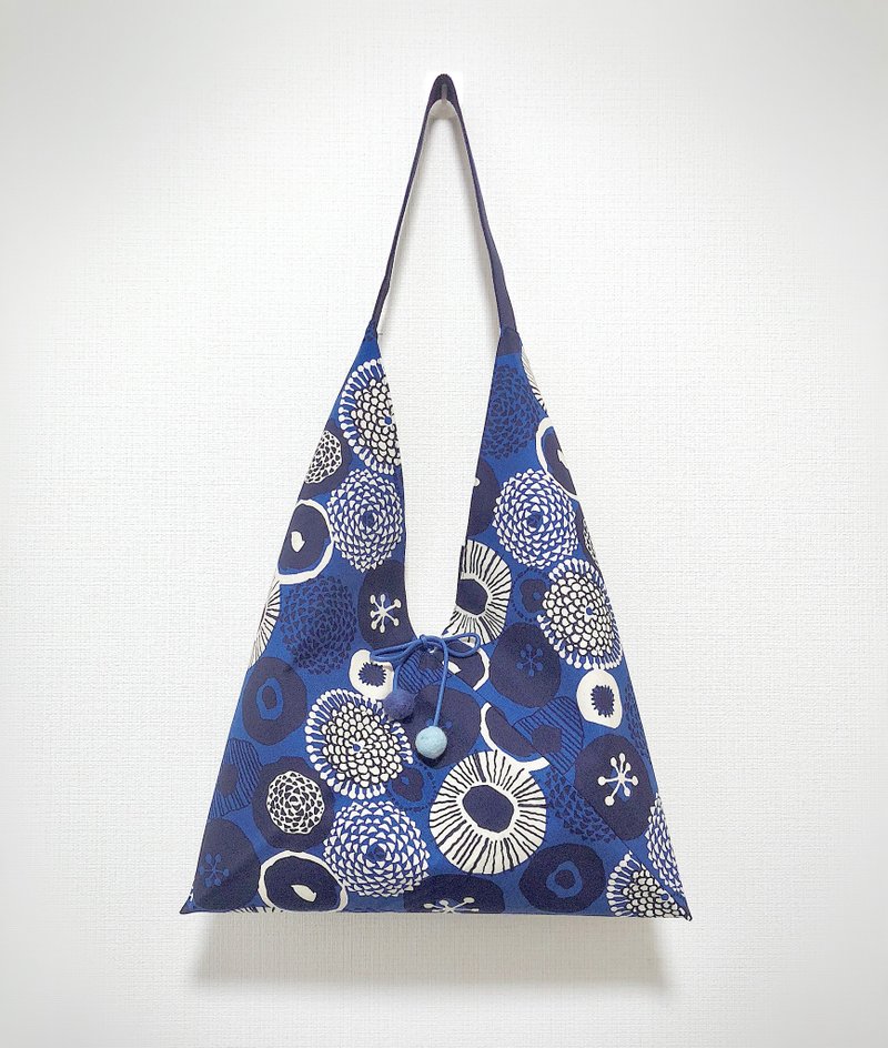 𣈱销款再上架/日式粽形侧背包/大尺寸/蓝色圆花 - 侧背包/斜挎包 - 棉．麻 多色