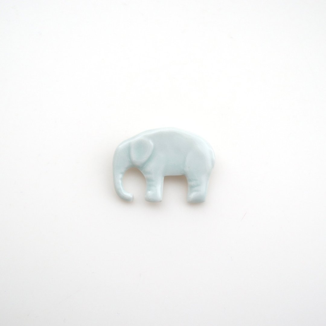 Elephant brooch - 胸针 - 瓷 黄色