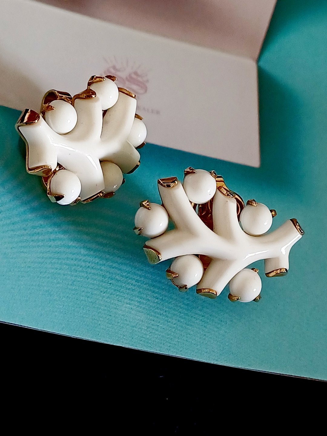 vintage jewelry Trifari 典雅牛奶玻璃仿珊瑚 夹式耳环 - 耳环/耳夹 - 其他金属 