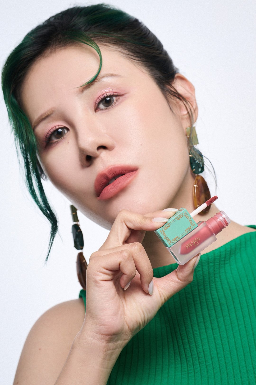 FreshO2 丹妮婊姐-SUPERSTAR 羽毛雾面 唇泥 不反干 丝滑 彩妆 唇 - 唇彩/颊彩 - 塑料 多色