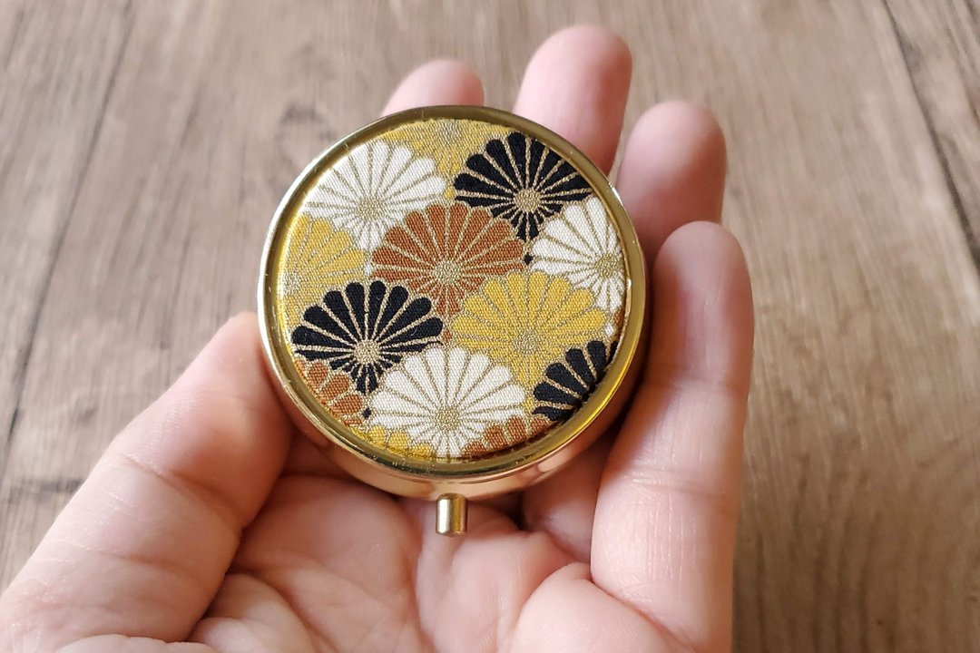 5cm 小药盒  金色烫金和风菊花 金款  分格药盒  药盒 收纳盒 - 收纳用品 - 棉 