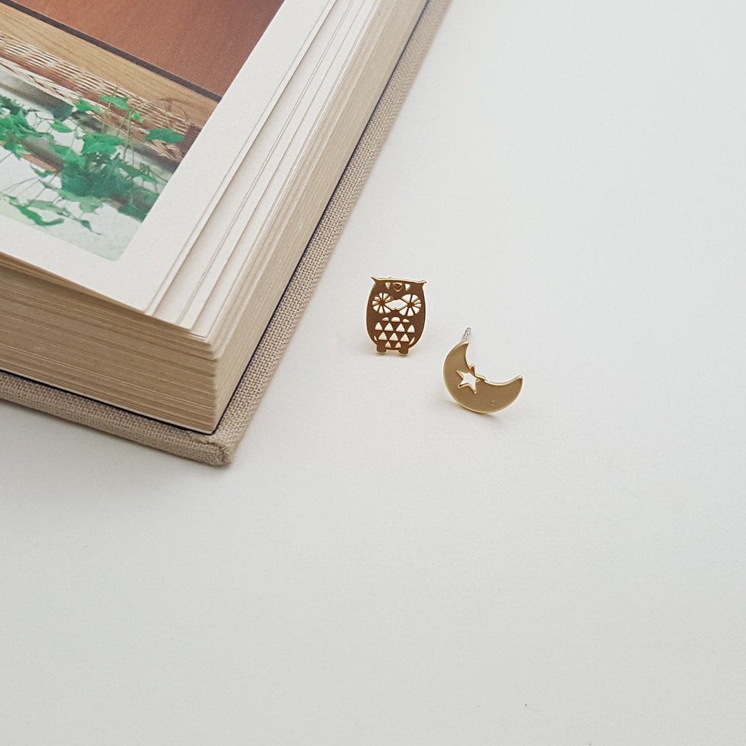 Owl and Moon post earring in gold l minimalist animal jewelry - 耳环/耳夹 - 其他金属 金色