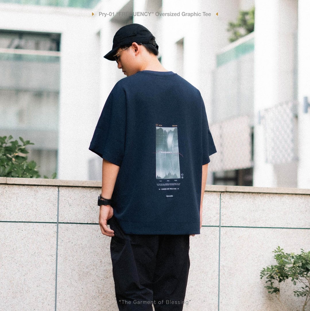 Apostle FREQUENCY Raglan Sleeve Graphic Shirt -Midnight Navy - 中性连帽卫衣/T 恤 - 其他人造纤维 黑色